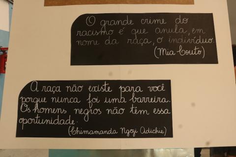 Totem com frases na exposição #paratodosverem