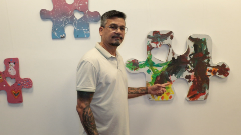 artista mostra obra na parede #paratodosverem