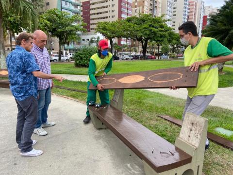 operários instalam encosto #paratodosverem 