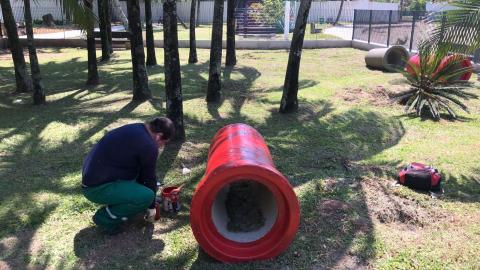 operário faz manutenção em cano #paratodosverem 