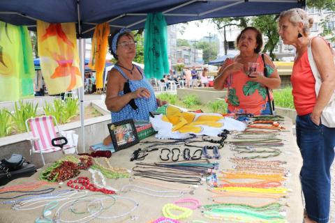 mulher olha produtos a venda #paratodosverem