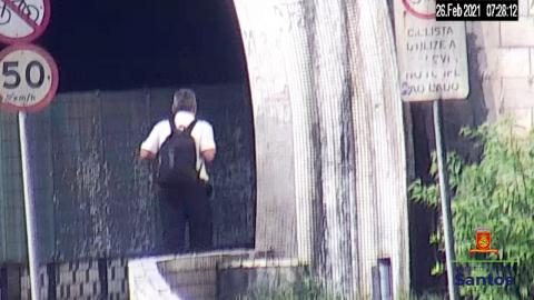 vítima entra no túnel com mochila #paratodosverem 