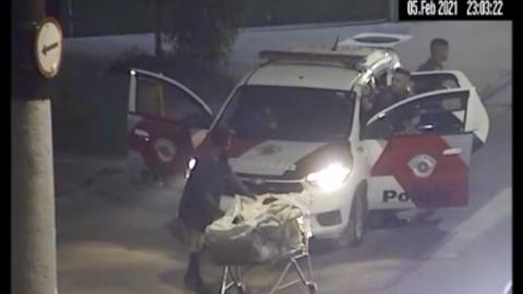 PM aborda rapaz com carrinho de supermercado #paratodosverem 