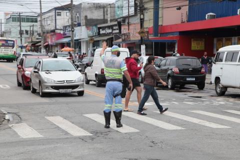 Agente para o trânsito para a passagem de pedestres #paratodosverem