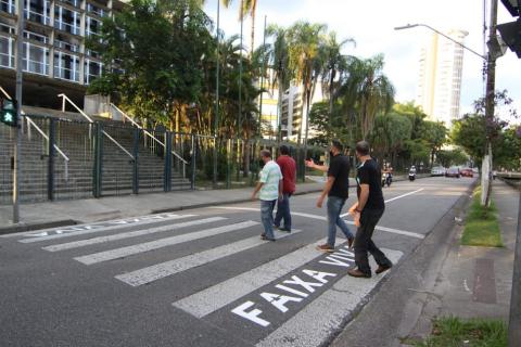 quatro homens atravessam faixa de pedestre com a inscrição faixa viva. #paratodosverem