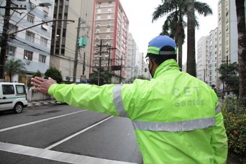 Agente sinaliza para motorista parar carro. #pracegover