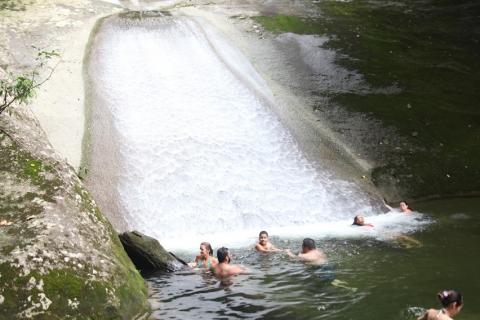 turistas se divertem na água. #paratodosverem 