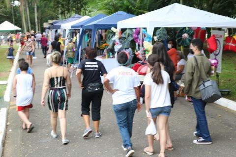 Público andando na feira #paratodosverem