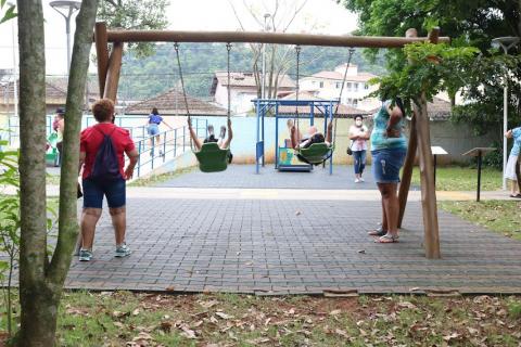 Crianças brincando no parque #paratodosverem