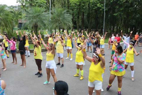 Pessoas dançando #paratodosverem