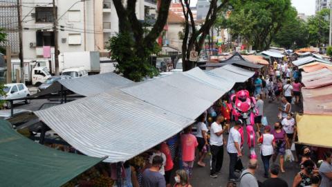 barracas em primeiro plano e megatron andando na rua. #paratodosverem