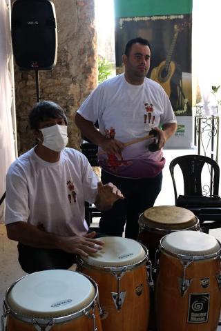 Músicos diante de instrumentos de percussão. #paratodosverem