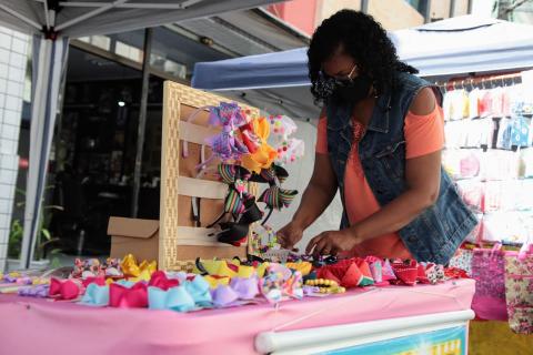 Artesá mexe em produtos expostos em barraca. #partodosverem