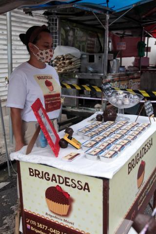 Mulher expõe brigadeiros gourmet. #paratodosverem