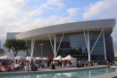 Feira é realizada em frente ao novo Centro de Convenções. 