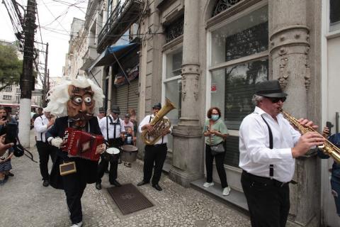 Músicos tocam jazz em cortejo pelas ruas do Centro Histórico. #pratodosverem