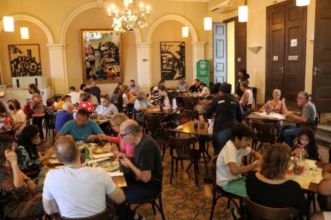 Pessoas almoçando no restaurante-escola Estação Bistrô. #pratodosverem