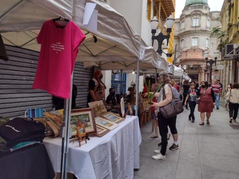 Feira criava reúne expositores no bulevar da Rua XV de Novembro. #pracegover