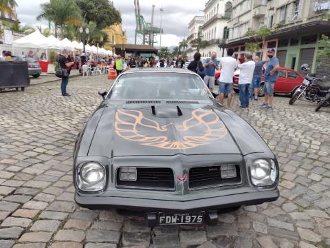 Carro antiga estilizado em exposição na região do Valongo. #pracegover