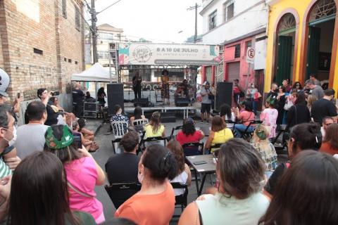 Apresentação musical no palco montado na Rua Gonçalves Dias. #pratodosverem