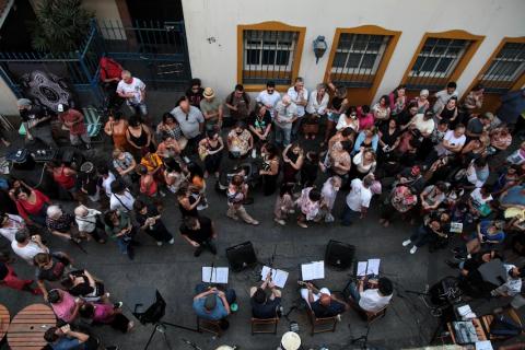 Imagem aérea de apresentação no bulevar da Rua XV, com público em volta dos músicos. #pratodosverem