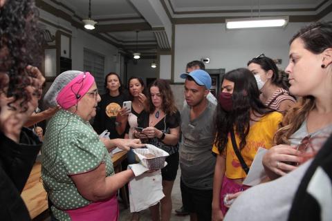 Confeiteira ensina a fazer doces em oficina no paço municipal. #pratodosverem