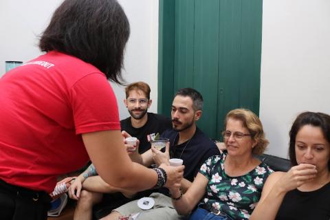 Grupo prova bebida a base de café preparada em oficina. #pratodosverem