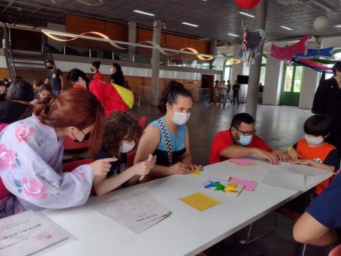 Crianças realizam oficina de origami no Museu Pelé. #pracegover