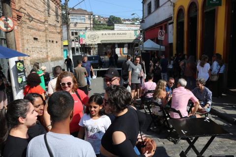 Público curte show em palco montado na Rua Gonçalves Dias. #pratodosverem