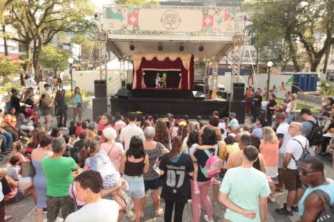 Teatro de bonecos na Praça Mauá é assistido por crianças e adultos. #pratodosverem