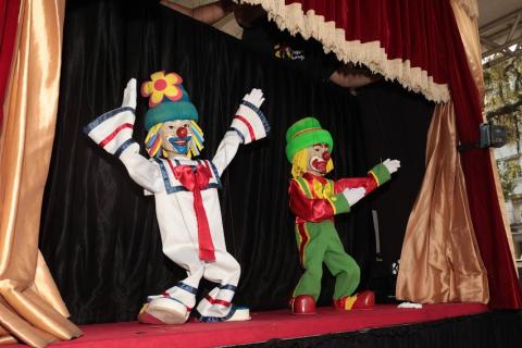 Teatro de bonecos apresentou palhaços Patati e Patatá. #pratodoverem