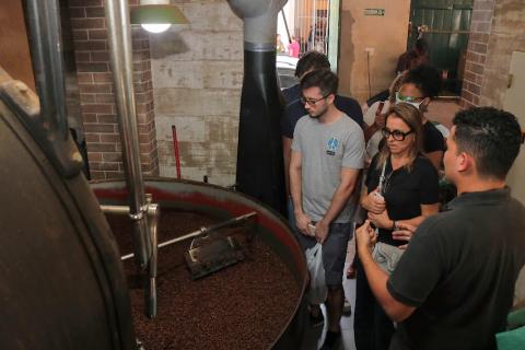 Visita monitorada apresenta a grupo o processo de torrefação do café. #pratodosverem