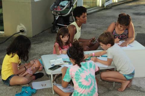 Crianças realizam desenhos com temas alusivos à preservação dos oceanos.