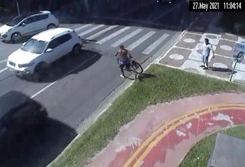 rapaz tenta atravessar a rua com bicicleta #paratodosverem 