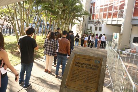 Fila para vacinação no Rebouças. #paratodosverem