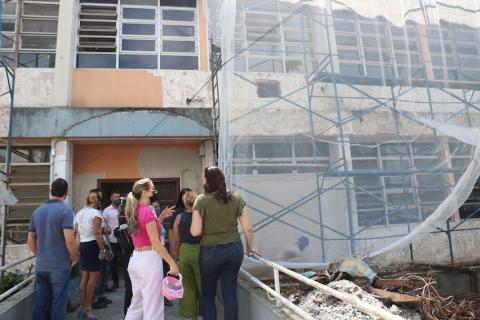visitantes estão acessando interior de escola em obras. #paratodosverem