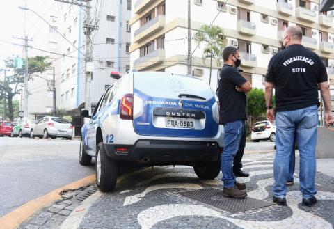 viatura parada com fiscal e guardas ao lado. #paratodosverem