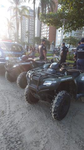 quadriciclos da guarda municipal parados na faixa de areia. #paratodosverem