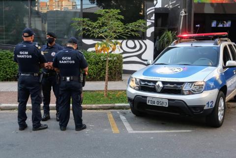 viatura parada diante de estabelecimento. Guardas estão do lado de fora. #paratodosverem