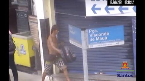 Homem anda pela rua carregando mochila. #Paratodosverem