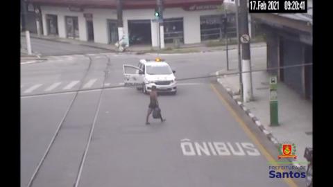 Viatura da polícia se aproxima do homem. #Paratodosverem
