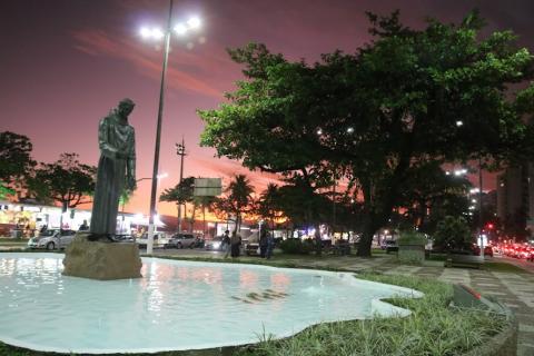 Fonte e estátua ao anoitecer com o pôr do sol ao fundo. #pratodosverem