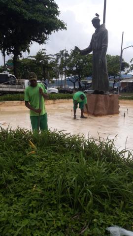 homens trabalhando na parte interna da fonte, sem água e com a estátua de santo antonio ao centro. #paratodosverem