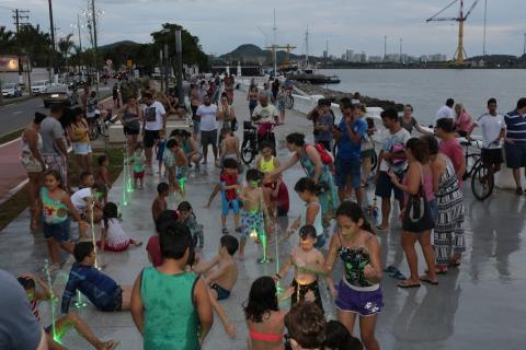 Crianças se divertem em fonte interativa na Ponta da Praia. #paratodosverem