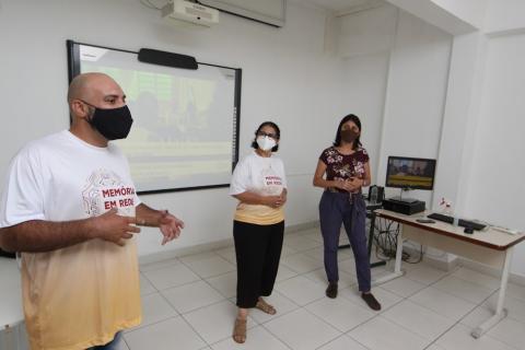 Integrantes do projeto em pé e falando