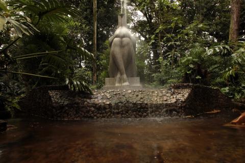 estátua na entrada na ninfa de naiade #paratodosverem