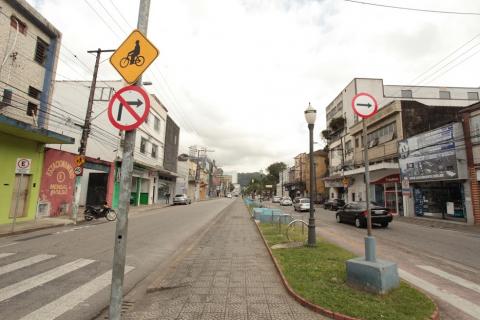 Em uma avenida, novas placas de sinalização. #paratodosverem