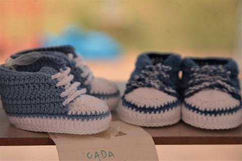 sapatos para bebês expostos #paratodosverem