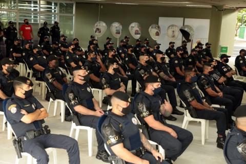 guardas sentados durante cerimônia #paratodosverem