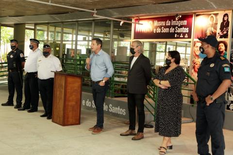 autoridades em pé e prefeito falando #paratodosverem